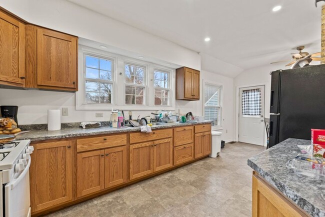property at 2711 E Kenwood Blvd