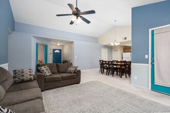 2173 Spruce Ave in Clovis, CA - Foto de edificio - Building Photo