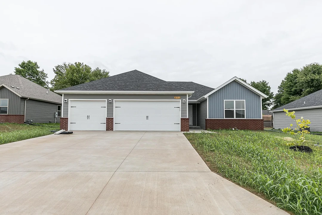 945 S Calabria Ave in Republic, MO - Foto de edificio