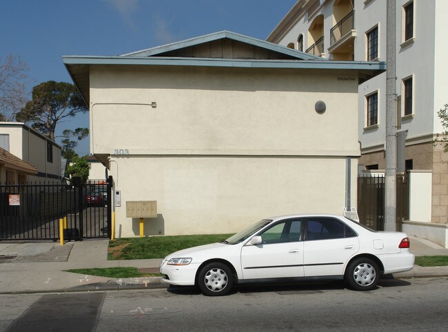 303 Hill Ave in Pasadena, CA - Foto de edificio - Building Photo