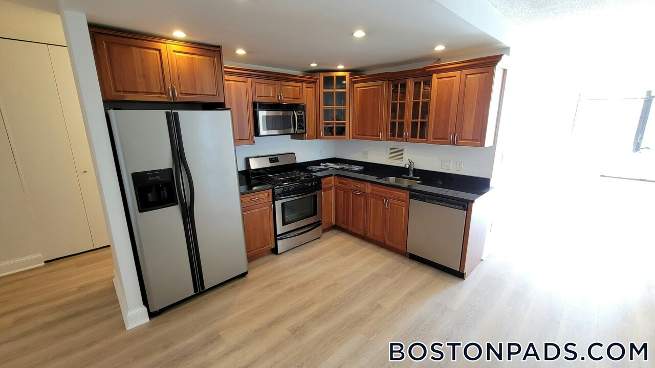 65 E India Row in Boston, MA - Building Photo