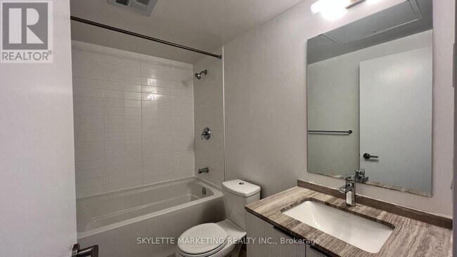 11-3211 Wellesley St W in Toronto, ON - Building Photo - Building Photo