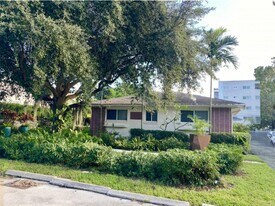 812 NE 90th St in Miami, FL - Building Photo