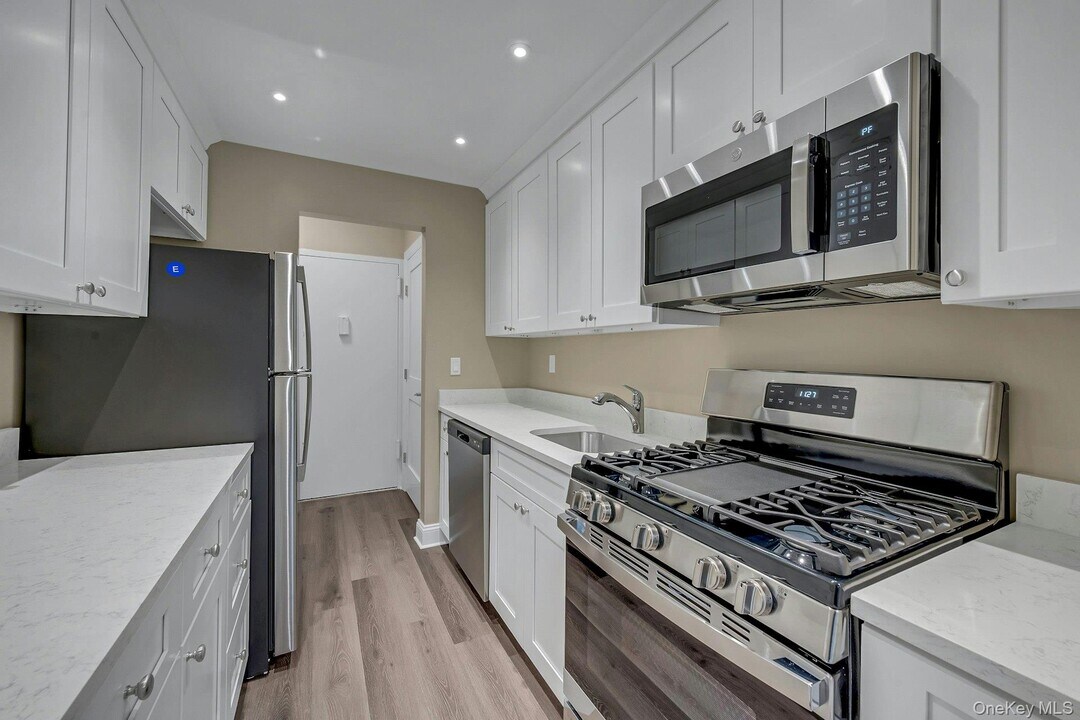 505 White Plains Rd in Eastchester, NY - Building Photo