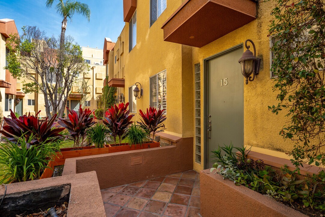 5350 Sepulveda Blvd, Unit 15 in Sherman Oaks, CA - Building Photo