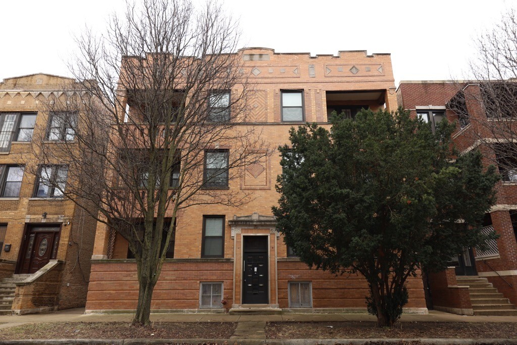 2647 W Iowa St in Chicago, IL - Building Photo