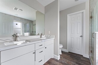5803 Southmund St-Unit -B in Houston, TX - Foto de edificio - Building Photo