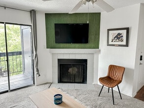 1030 1/2 Clayton Ln in Austin, TX - Foto de edificio - Building Photo