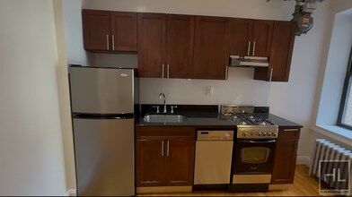 West 11th Street in New York, NY - Building Photo - Building Photo