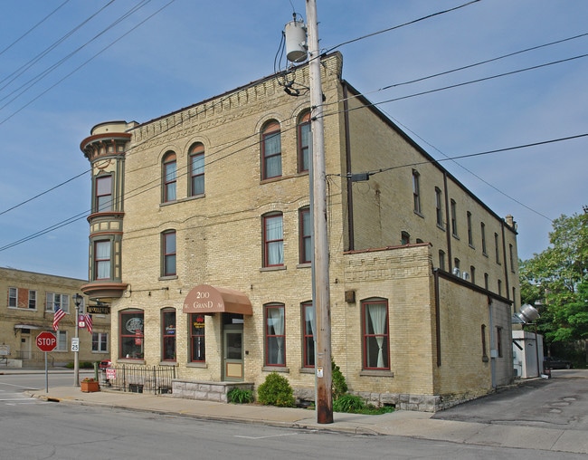 200 W Grand Ave in Port Washington, WI - Building Photo - Building Photo