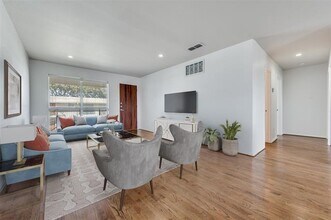 4616 W Lovers Ln in Dallas, TX - Foto de edificio - Building Photo