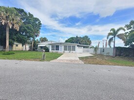 1624 NE Orion St in Jensen Beach, FL - Building Photo