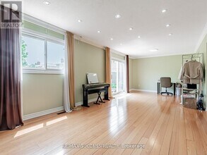 7 Point O'Woods Dr in Vaughan, ON - Building Photo - Building Photo