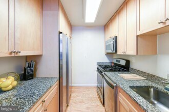 2725 39th St NW-Unit -108 in Washington, DC - Building Photo - Building Photo