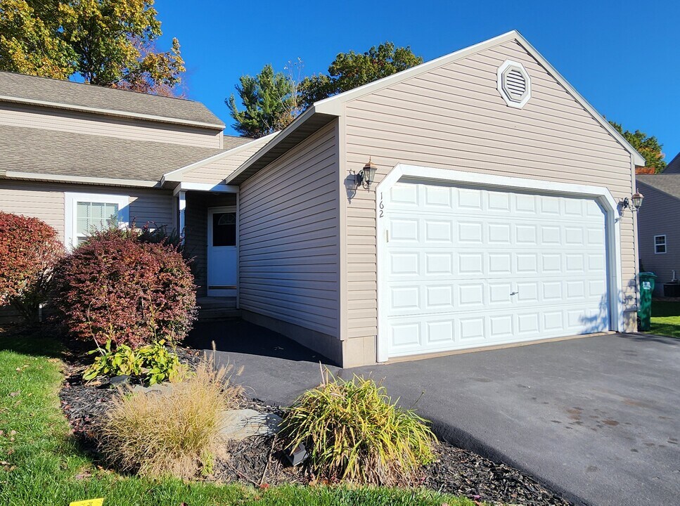 162 Slindes Wood Cir in North Syracuse, NY - Building Photo