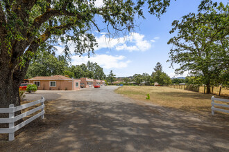 6372-6384 Old Redwood Hwy in Santa Rosa, CA - Foto de edificio - Building Photo