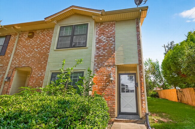 6710 Biggs Ct in Houston, TX - Foto de edificio - Building Photo