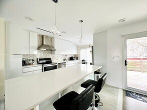 66 Smith St, Unit House in Glen Cove, NY - Foto de edificio - Building Photo