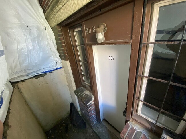 90 Bynner St, Unit B in Boston, MA - Foto de edificio - Building Photo
