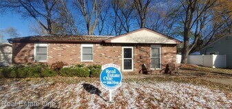 137 Birchwood Ave in Troy, MI - Building Photo