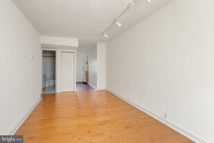 258 S 9th St in Philadelphia, PA - Building Photo