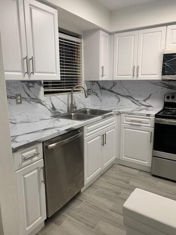 4704 Pier Dr in Greenacres, FL - Foto de edificio - Building Photo