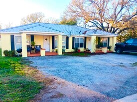 800 S Vandeveer St in Burnet, TX - Building Photo