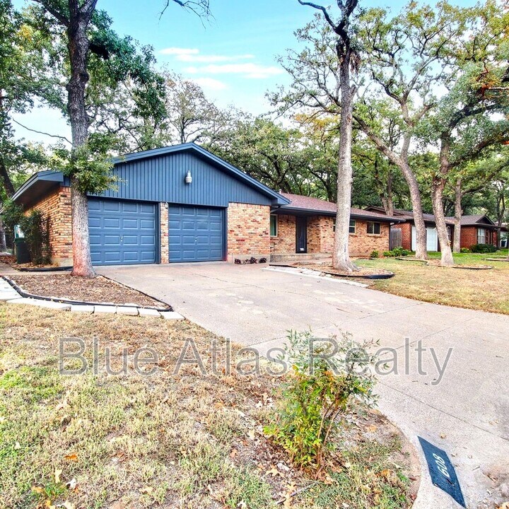 608 W Pleasantview Dr in Hurst, TX - Building Photo
