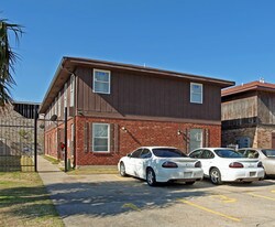 6800-6808 Tara Ln in New Orleans, LA - Building Photo