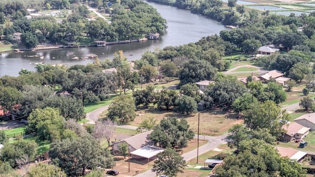 401 N River Oaks Dr in Burnet, TX - Foto de edificio - Building Photo