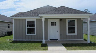17281 Avondale Cir in Biloxi, MS - Building Photo