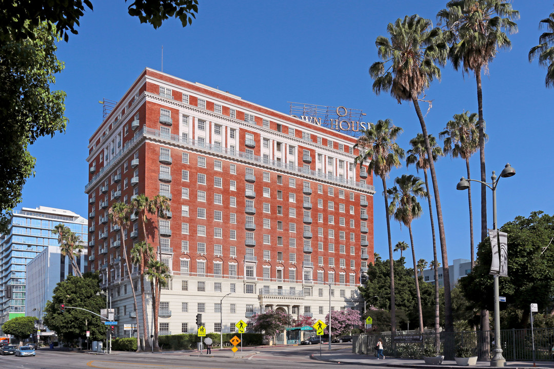 Sheraton Town House in Los Angeles, CA - Building Photo