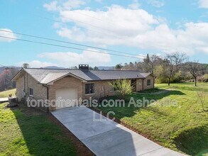 411 Old County Home Rd W in Brevard, NC - Building Photo - Building Photo