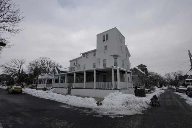 63 Cookman Ave in Ocean Grove, NJ - Foto de edificio - Building Photo