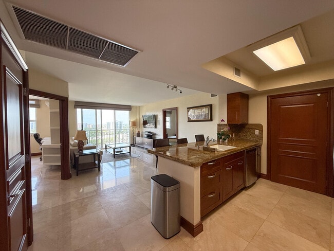 19501 W Country Club Dr in Aventura, FL - Building Photo - Building Photo