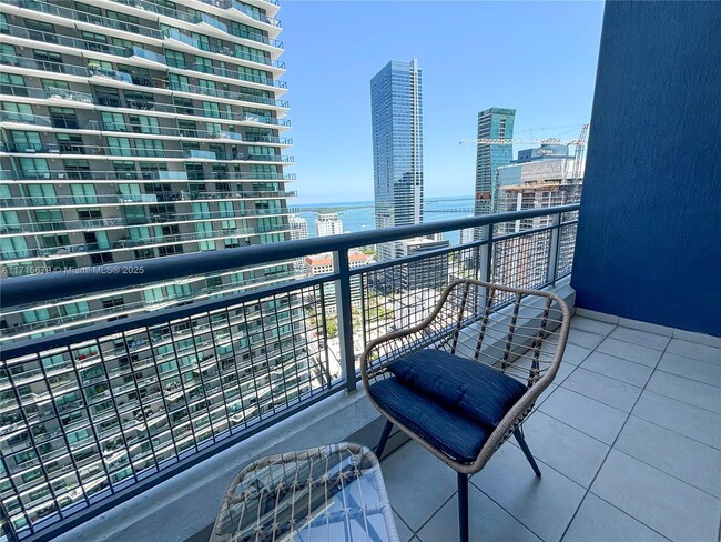 60 SW 13th St, Unit 3212 in Miami, FL - Foto de edificio - Building Photo