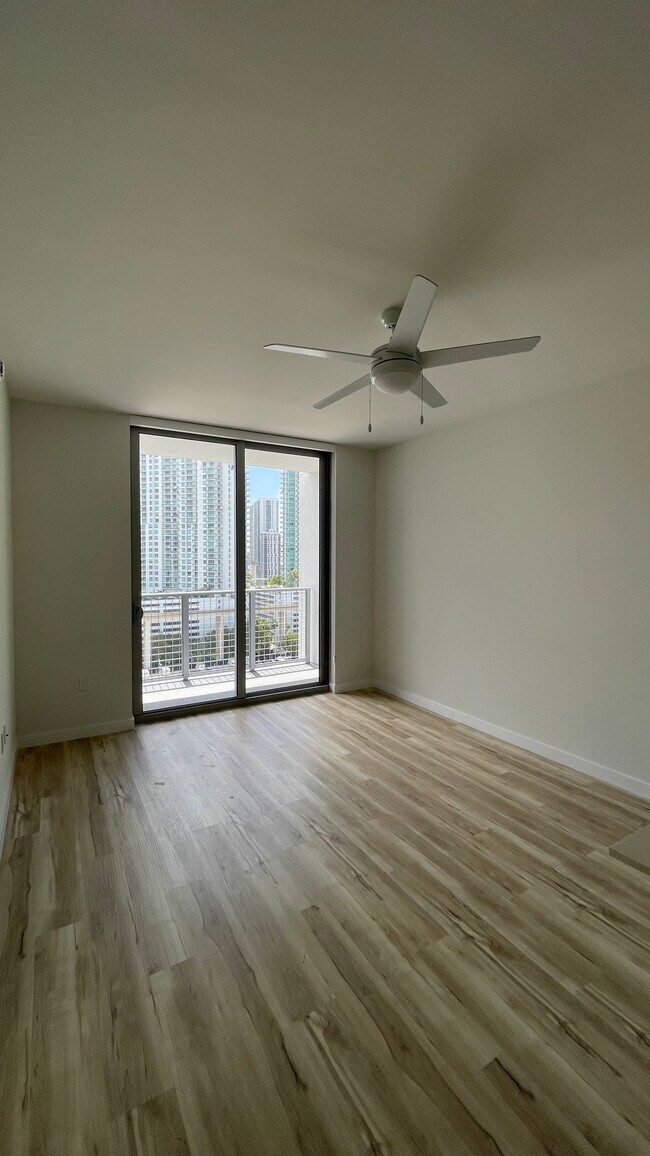 569 SW 5th St, Unit A4 in Miami, FL - Building Photo - Building Photo