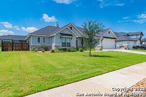 137 W Magnolia Cir in La Vernia, TX - Building Photo - Building Photo