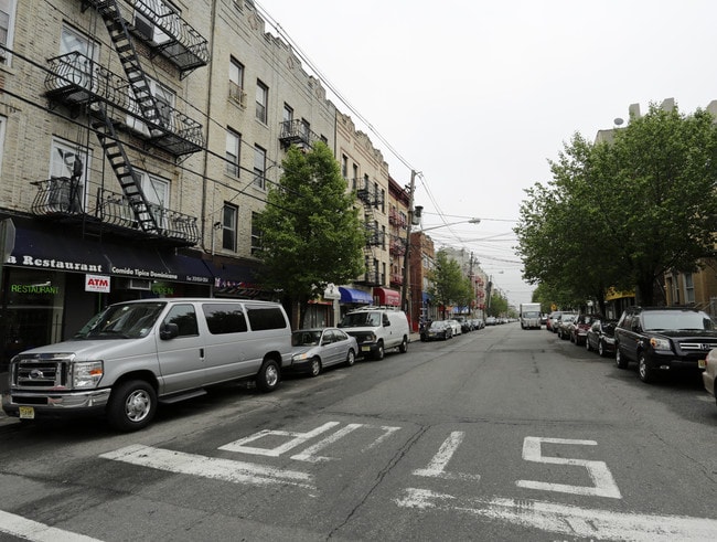 235 58th St in West New York, NJ - Foto de edificio - Building Photo
