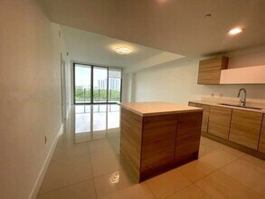 16385 Biscayne Blvd, Unit 904 in Aventura, FL - Building Photo - Building Photo