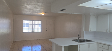 7012 NW 79th Ave in Tamarac, FL - Foto de edificio - Building Photo