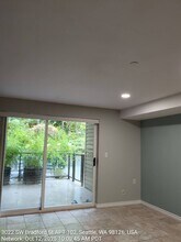 3022 SW Bradford St, Unit 104 in Seattle, WA - Building Photo - Building Photo