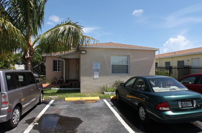 2324-2331 Adams St in Hollywood, FL - Foto de edificio - Building Photo