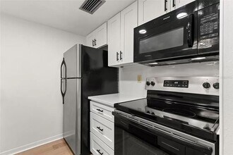 2525 W Bay Dr in Belleair Bluffs, FL - Foto de edificio - Building Photo