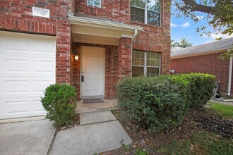 17627 S Summit Canyon Dr in Houston, TX - Building Photo - Building Photo