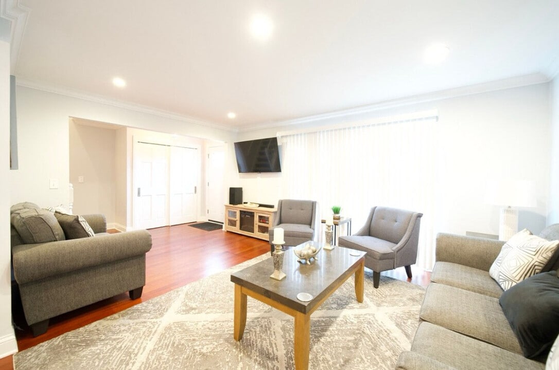 804 W State St in St. Charles, IL - Building Photo