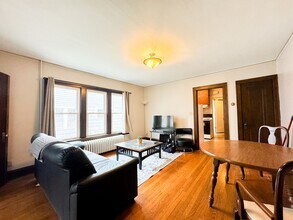 413 Chamberlain Ave-Unit -D in Madison, WI - Foto de edificio - Building Photo
