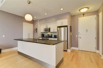 4 Beacon Way in Jersey City, NJ - Building Photo - Building Photo