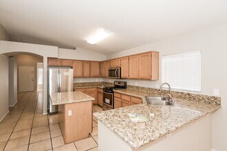 5216 Backwoodsman Ave in Las Vegas, NV - Foto de edificio - Building Photo