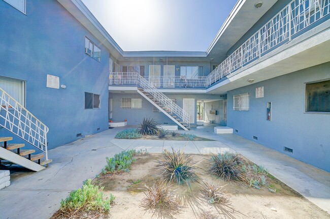 Bedford Street Apartments in Los Angeles, CA - Building Photo - Building Photo